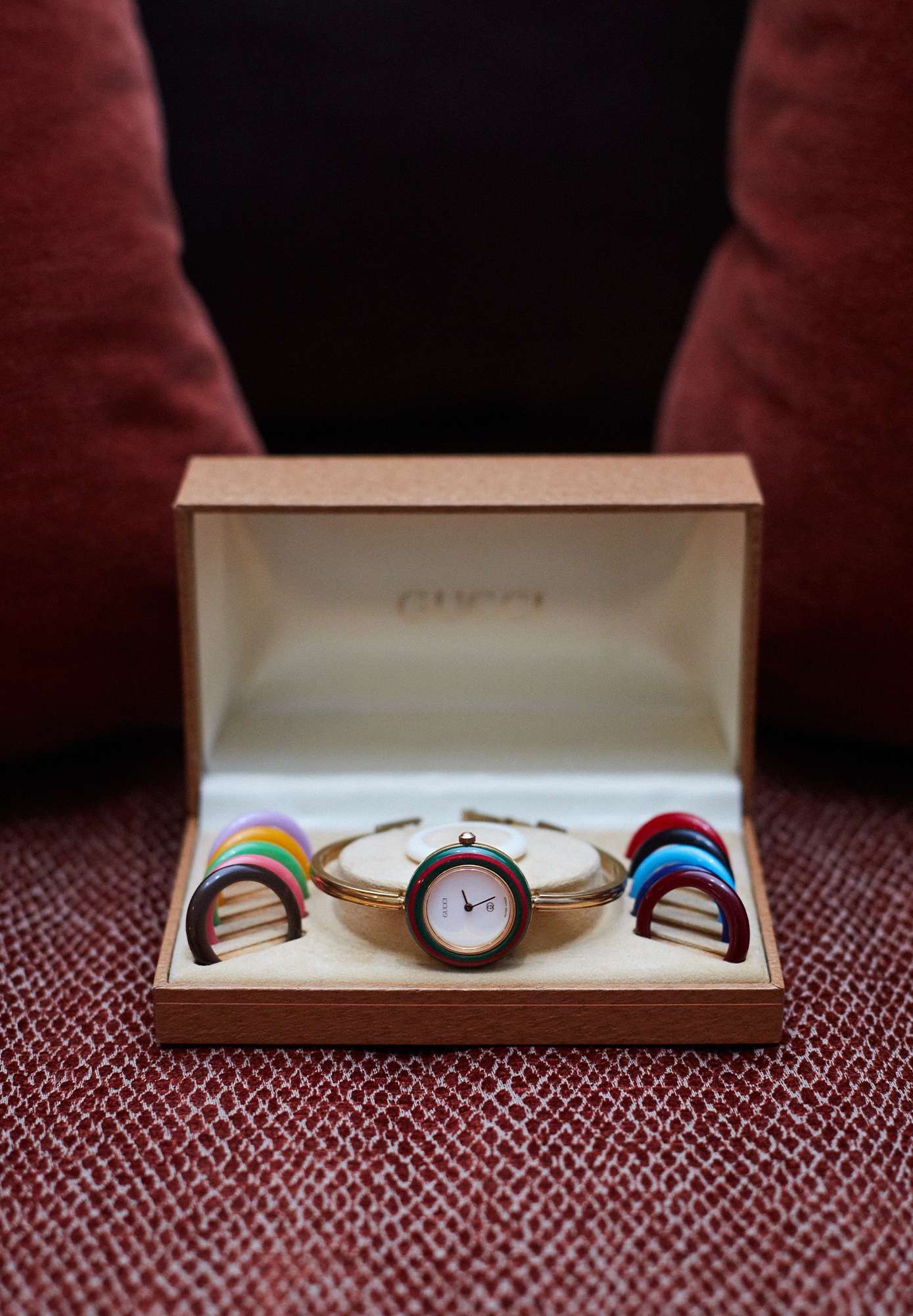 Gucci 1100-L Watch With Multicolour Interchangeable Bezels