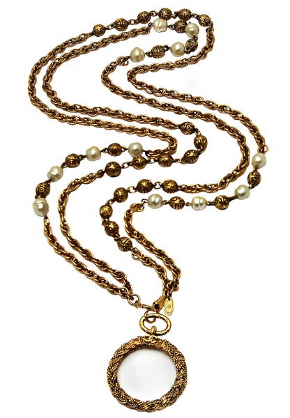 Chanel necklace with pearls and a magnifying glass pendant