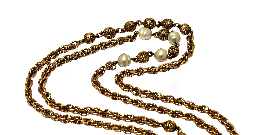 Chanel necklace with pearls and a magnifying glass pendant